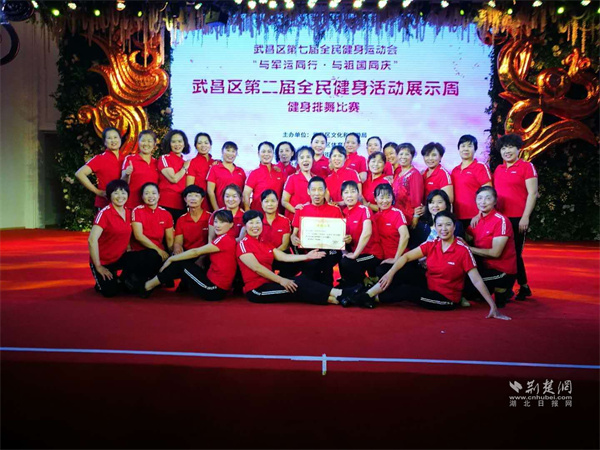 张协英组建的长江紫都社区“越来越好健身队”。.jpg