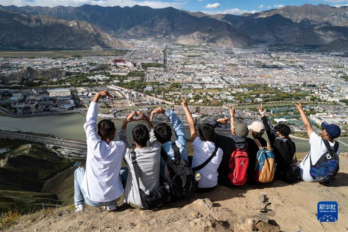 极目锐评|部分高校禁止学生“五一”组团出游，还是应将大学生当成大人来看-小师评