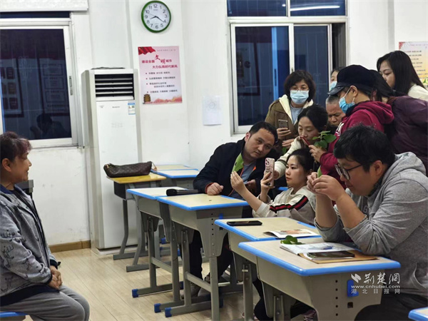 手机摄影上学员们积极练习.jpg