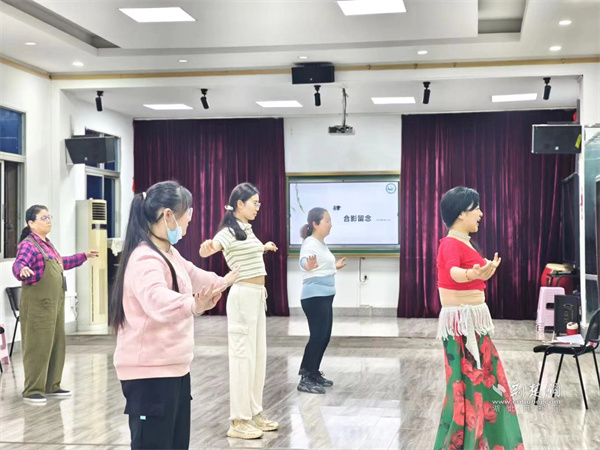 东方舞课堂上，学员们认真学习舞蹈动作.jpg