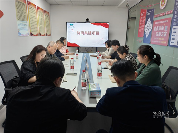 社区工作人员与共建单位代表共同协商共建项目。.jpg