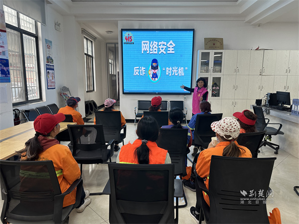 社区工作人员正在进行国家安全教育。.jpg