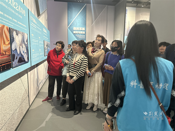 科普志愿者在智能建筑展厅为辖区居民讲解现代建筑知识.jpg