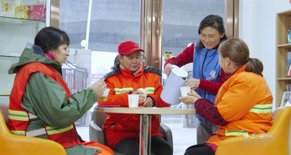 环卫工人在解放桥社区爱心驿站饮水休息.png.png