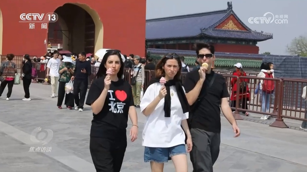 长的背后，原因何在？在当下中国，外国游客们又会遇到什么样的精彩呢？ 这段时间，北京的旅游景点里外国人