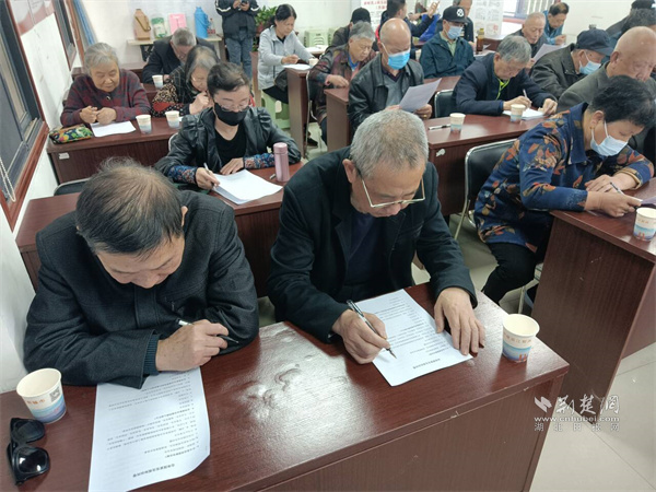 社区党员及两新群体认真填写总体国家安全观知识测试卷.jpg