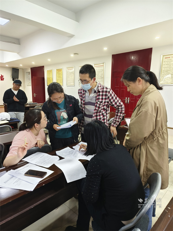 围绕试卷展开热烈讨论.jpg