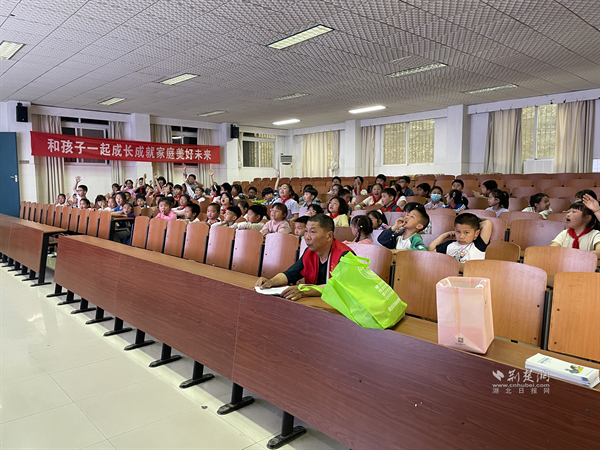 同学们踊跃举手回答问题.png.png