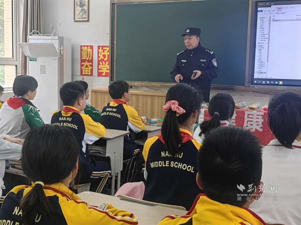 民警给学生们讲解禁毒知识.png.png