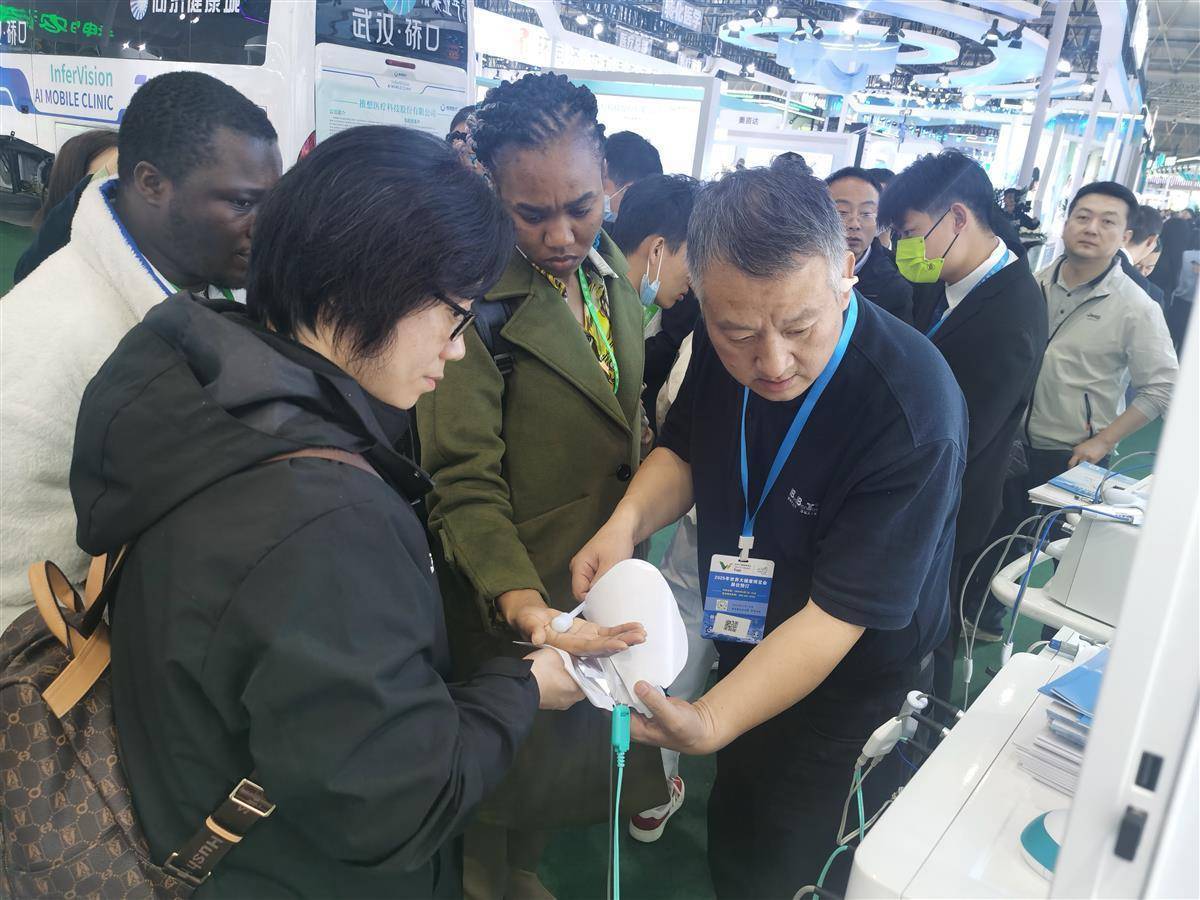 超声刀设备什么牌子能治病的“细菌”，独特的“手术刀”……光谷携众多“黑科技”亮相健博会_https://www.jmylbn.com_新闻资讯_第2张