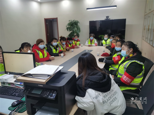 张协英组织巡逻队员召开工作例会。.jpg