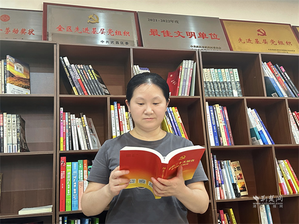 李霞正在学习党的二十大精神。.jpg