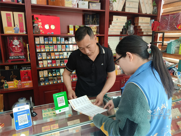 社区工作人员上门进行惠企政策宣传.jpg