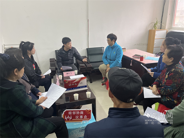 武昌区政协委员枊应飞与参加人员交流讨论.jpg