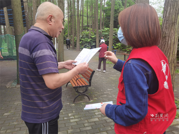 白沙洲街道禁毒社工发放禁毒宣传手册。.jpg