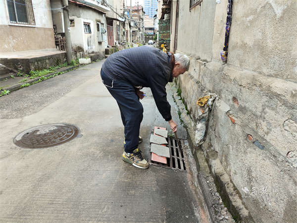 杨祖运清理平房区井盖.jpg