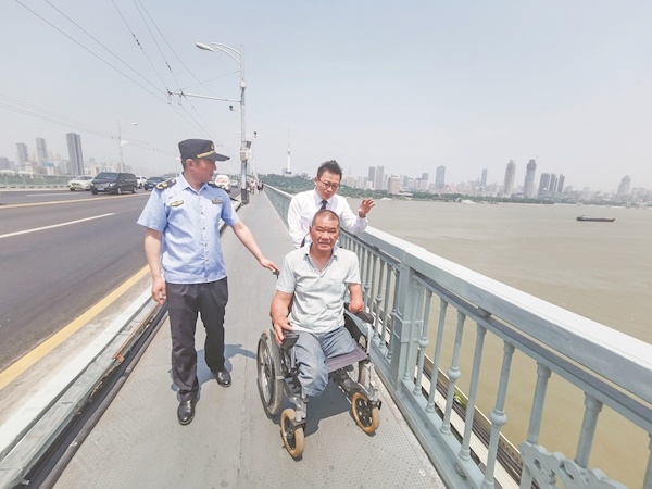 在汉土生土长56年，玩得最远的地方是中山公园 轮椅志愿者圆梦武汉一日游
