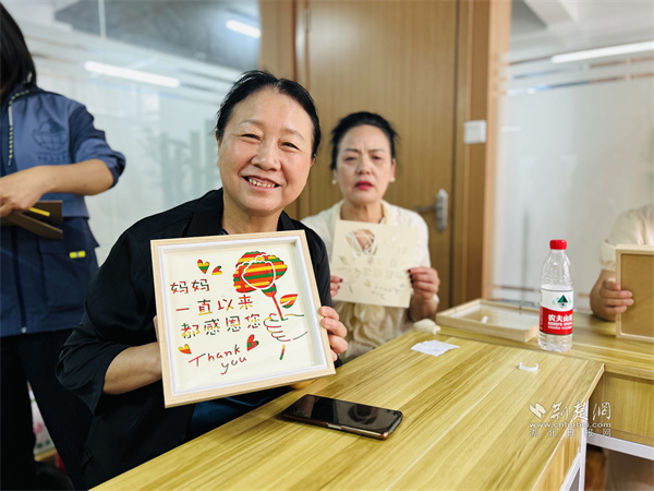 展示竹编画.jpg