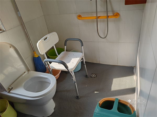 浴室里新的安装防滑垫、扶手和浴室椅。.jpg
