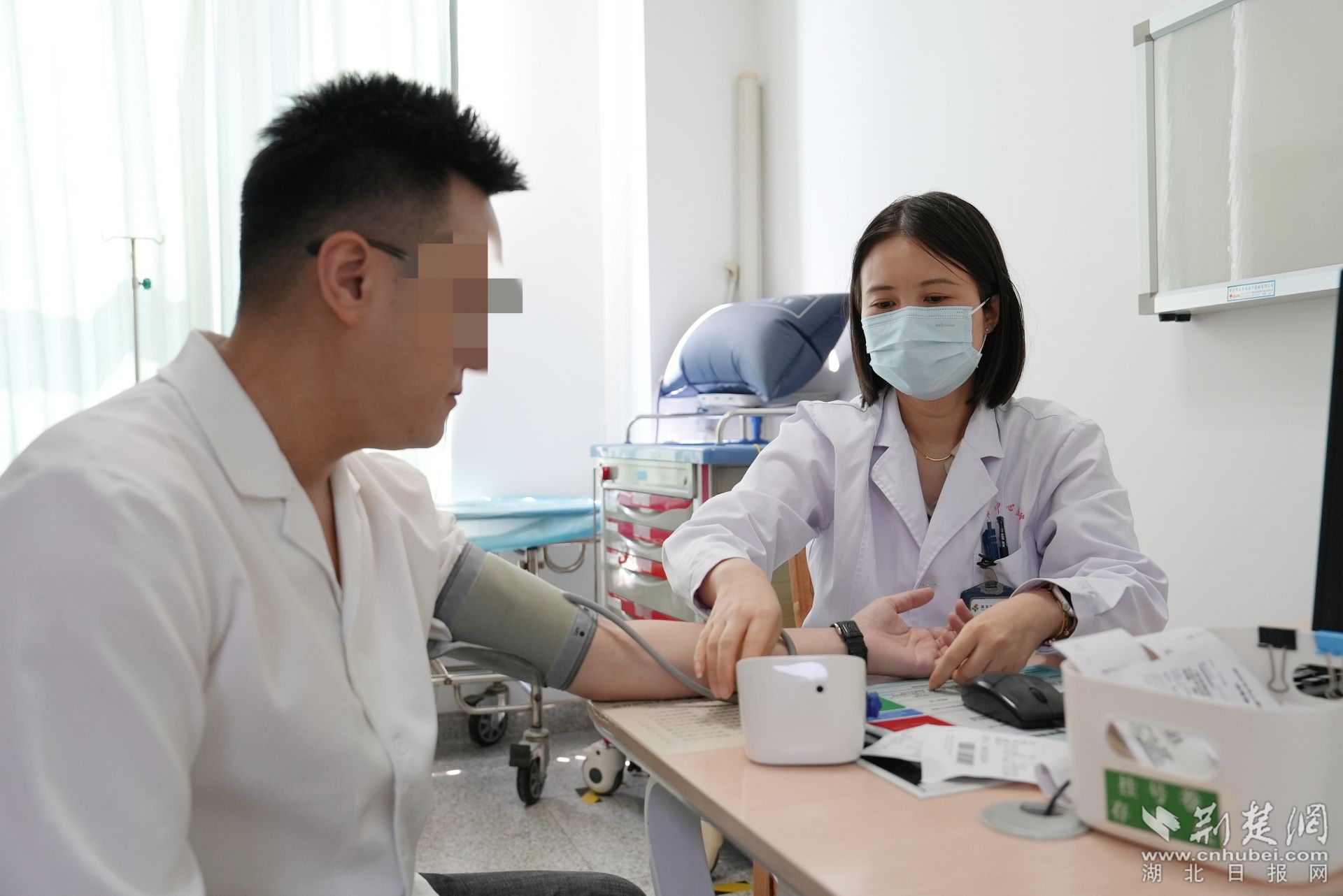 患者在武汉市中心医院高血压专家专病门诊问诊.jpg.jpg
