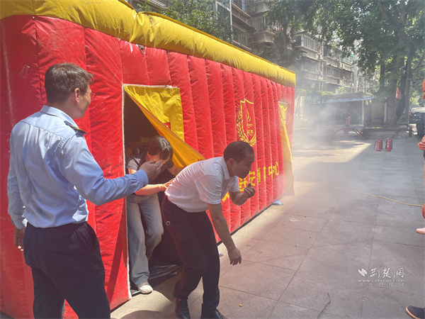 居民们在消防体验屋中进行模拟.jpg