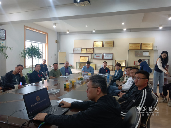 参会人员集中学习安全生产法律法规。.jpg