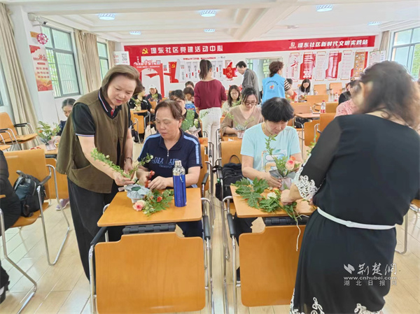 老师正在指导居民进行插花。.jpg