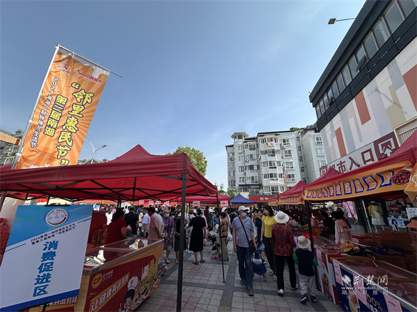 中商超市南湖店推出的“万种商品折扣钜惠 中商展销进南湖”专场活动上人流如织.jpg