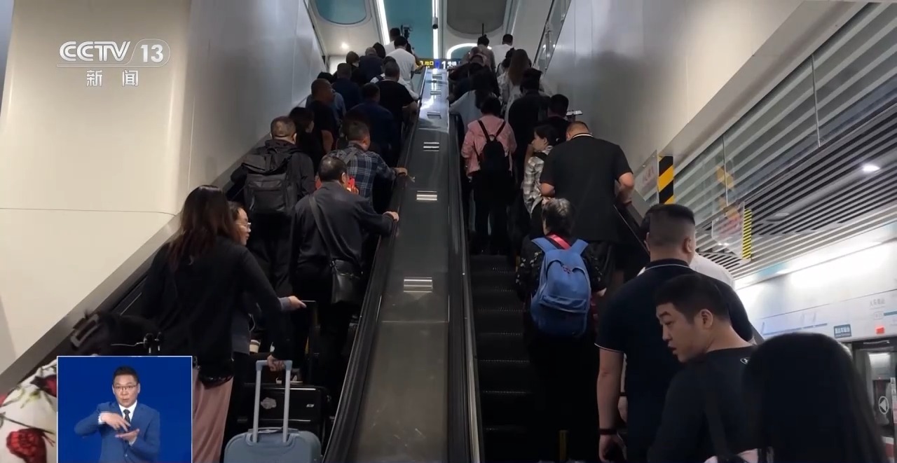 乘坐扶梯要“左行右立”吗？成都地铁：不提倡！专家解读→