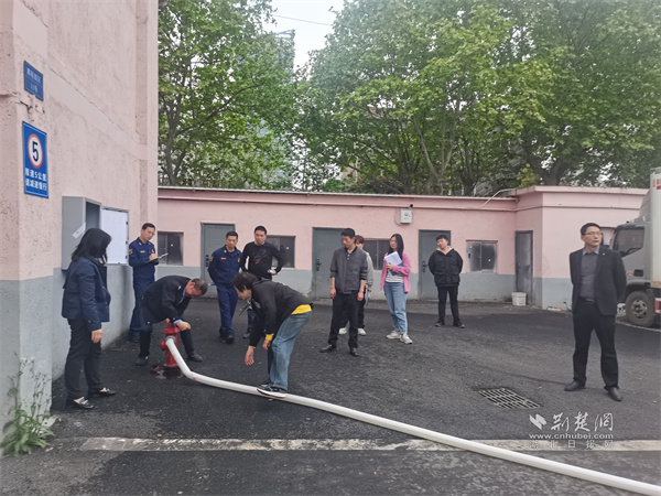 白沙洲街道联合武昌区消防救援大队对园区型企业开展消防检查。.jpg