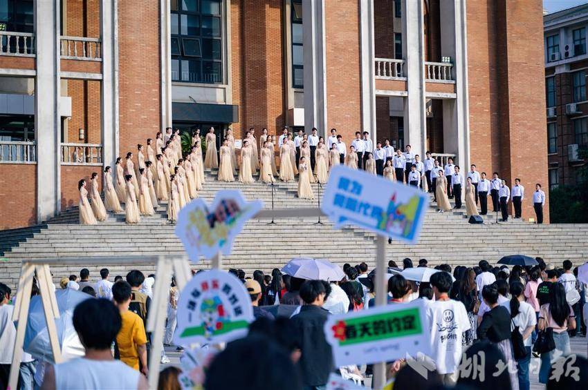 天博体育官方平台入口“五月的花海”唱响青春之歌(图2)