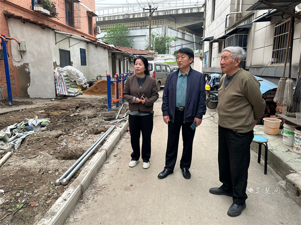 武昌区人大代表到办点项目现场了解施工情况。.jpg