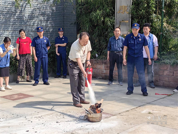 辖区居民在消防员的指导下使用灭火器.jpg