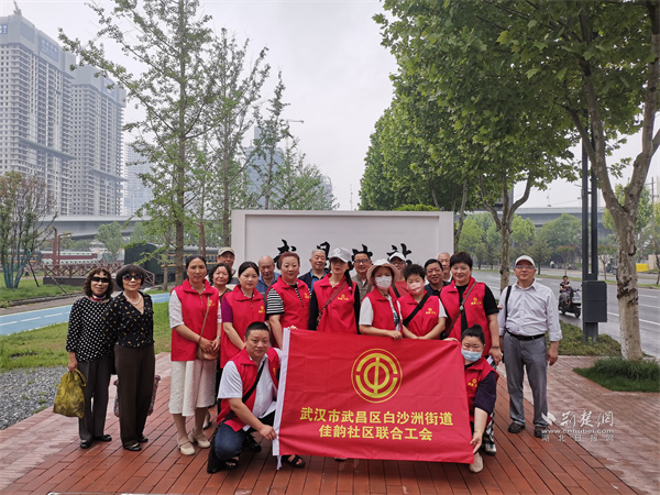 佳韵社区工会职工参观合影。.jpg