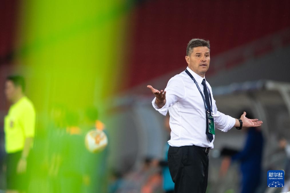 武汉三镇足球队主教练 f3b99e67e7f7b5677dfc37e214afa96c.jpeg