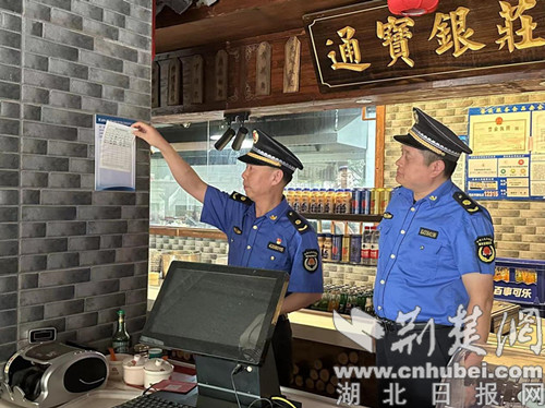 百乐博荆门城管开展餐饮油烟扰民专项整治行动(图1)