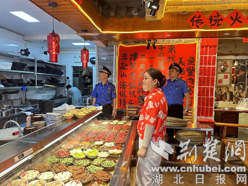 百乐博荆门城管开展餐饮油烟扰民专项整治行动(图2)