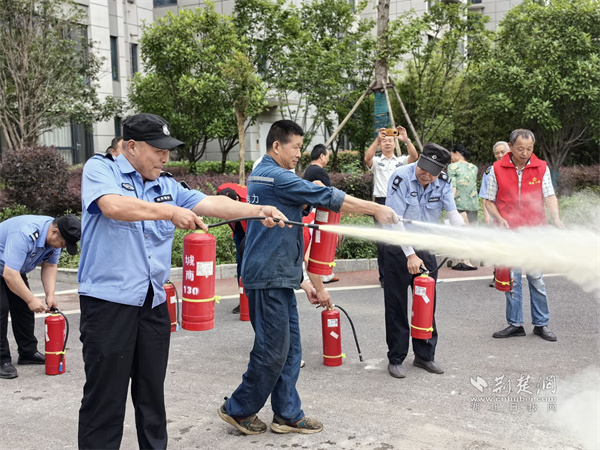 湖北省楚安消防宣教中心消防讲师正在指导企业职工进行灭火器实操。.jpg