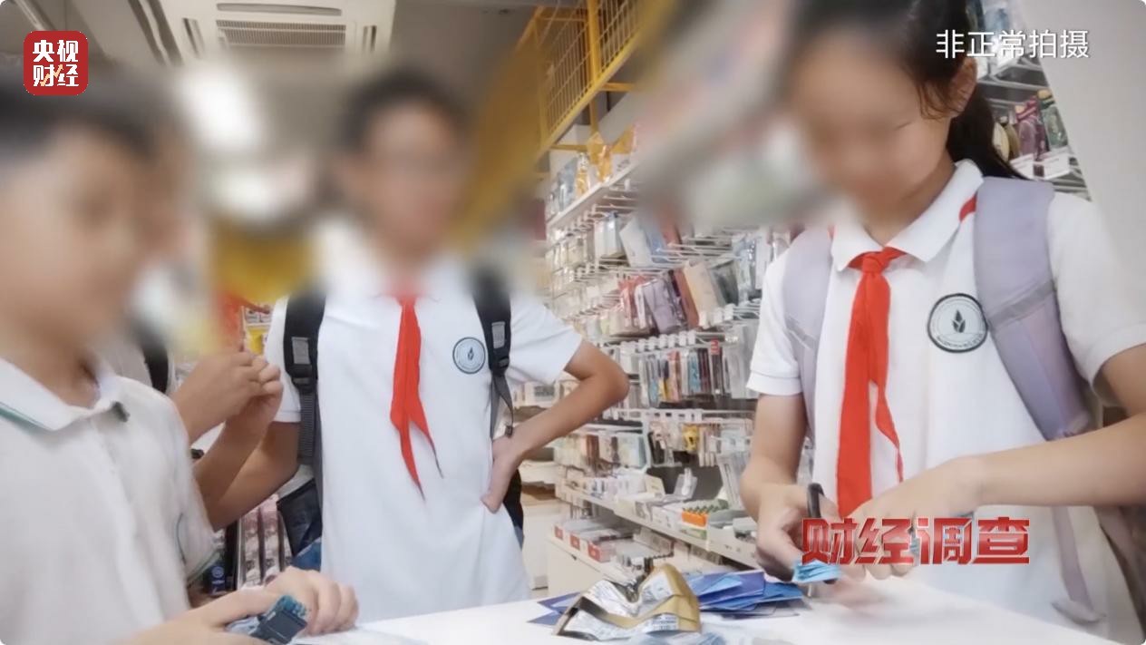 一张卡牌卖到21万!未成年人花钱抽卡沉溺其中(图10)