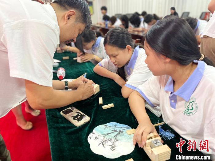 海外华裔青少年在辽宁：学篆刻 访古迹 寻历史