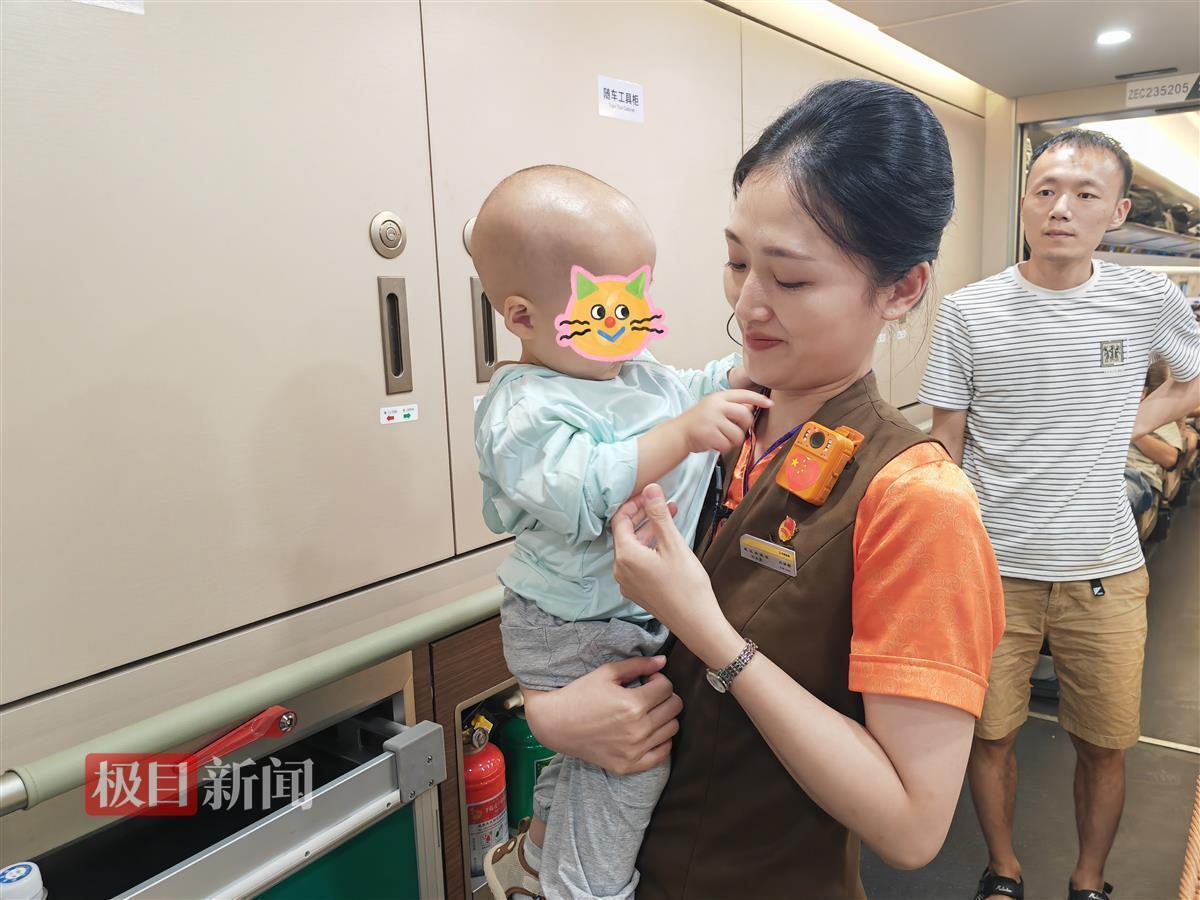 新手宝妈带娃乘高铁手忙脚乱，列车员一路贴心守护