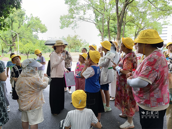 小朋友正在针对社区儿童功能区的建设提出建议。.jpg