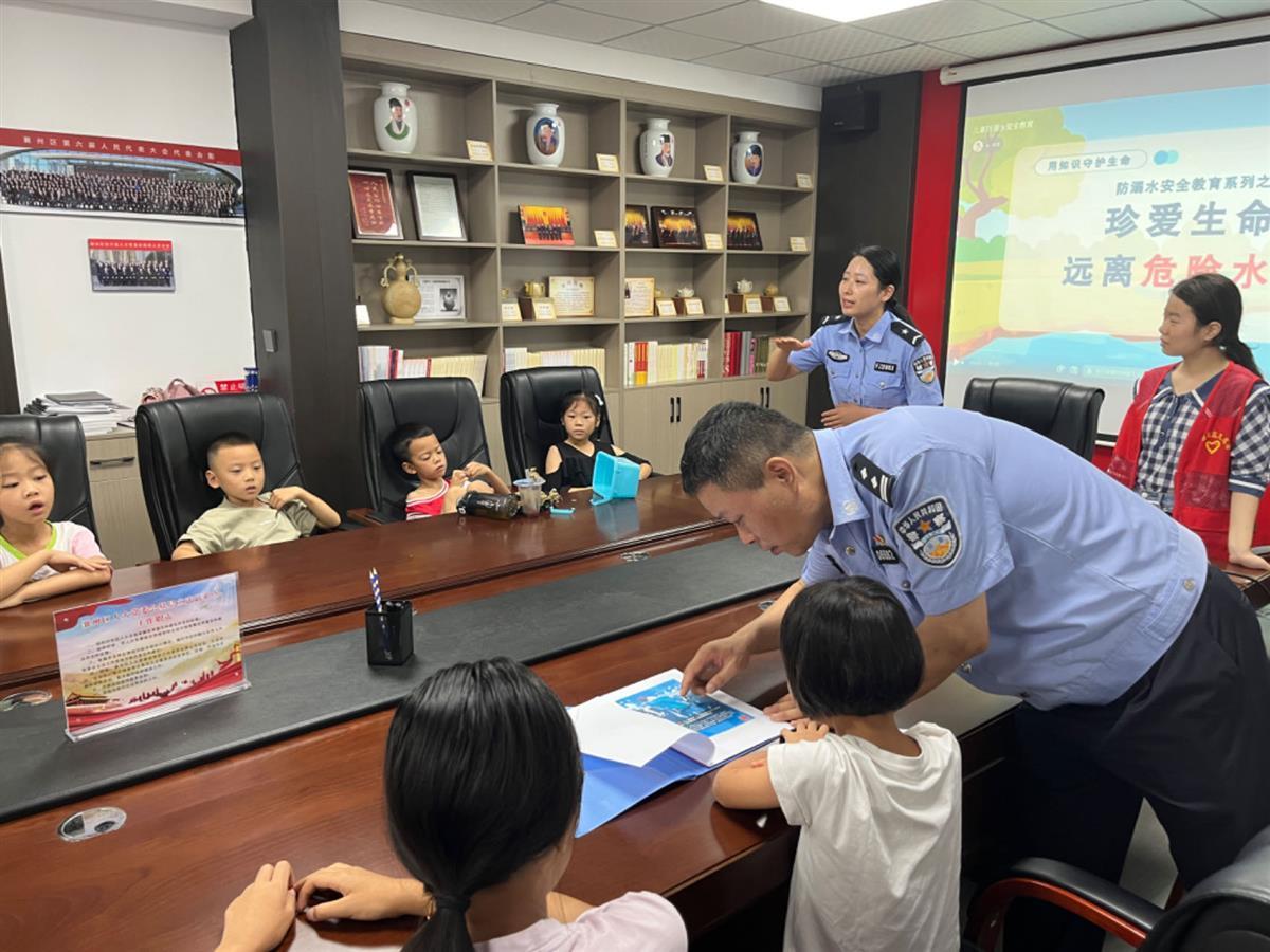 放视频，讲案例，襄阳民警深入暑托班开展防溺水宣讲活动
