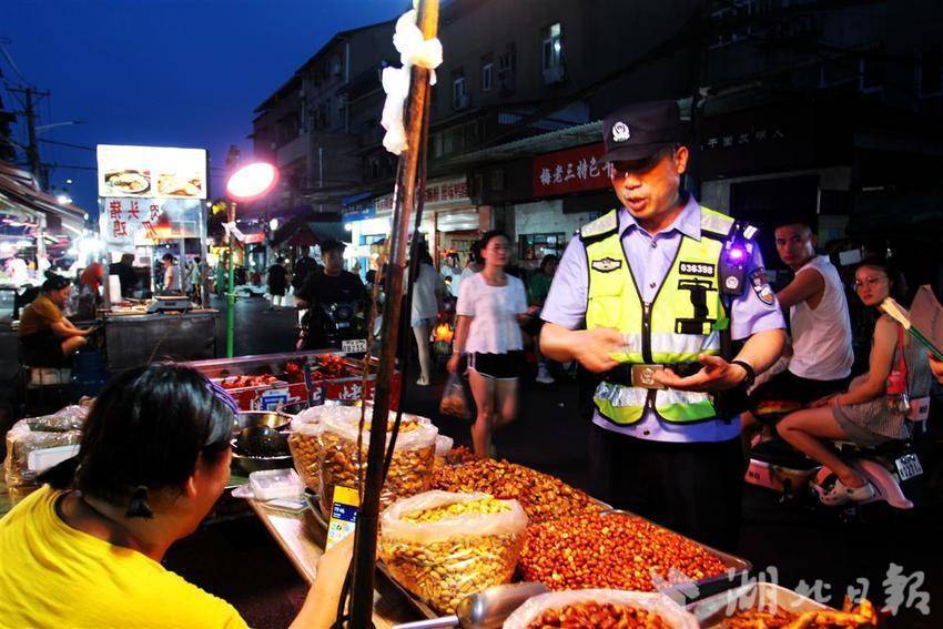 ebet真人武汉民警护安夏夜人间“烟火气”(图2)