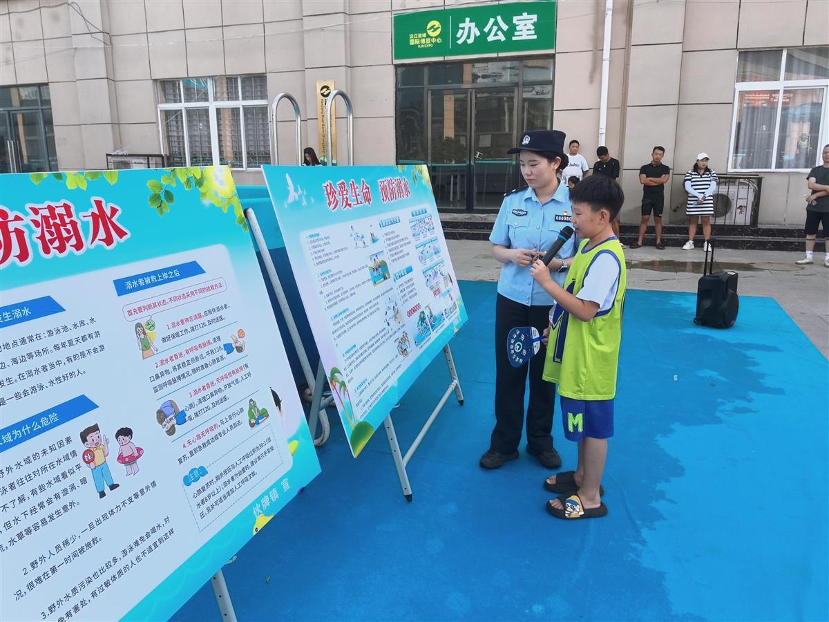 民警水上乐园里上起安全教育课，60余名中小学生在欢声笑语中学习防溺水知识