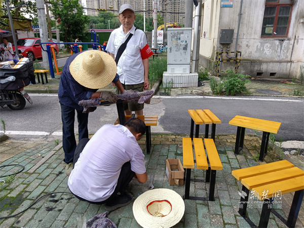 社区小广场改造施工现场。.jpg