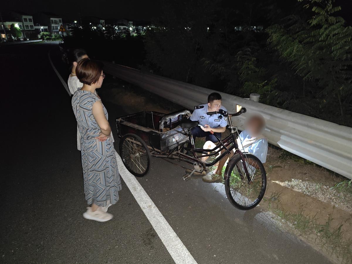 75岁老人深夜迷路瘫倒路边，90后辅警骑行8公里送回老人的三轮车