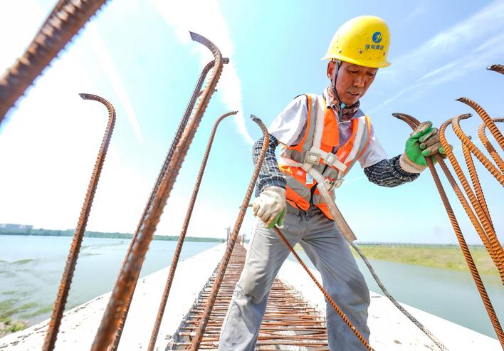 天河机场第三跑道建设战高温全面冲刺 工程进度已超过95%