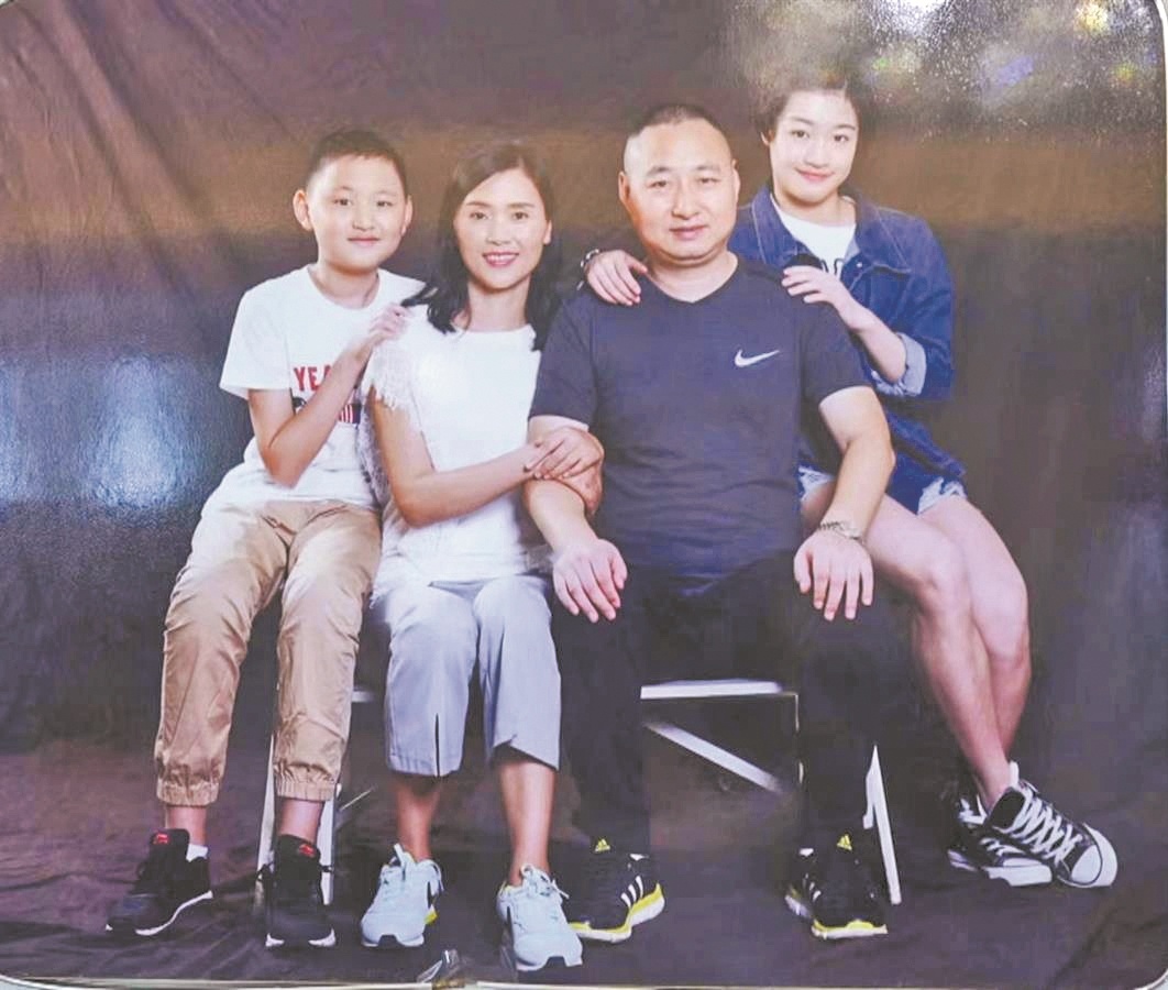 在赛场上老练稳重在家人面前爱撒娇 小妮子最爱吃仙桃鳝鱼米粉