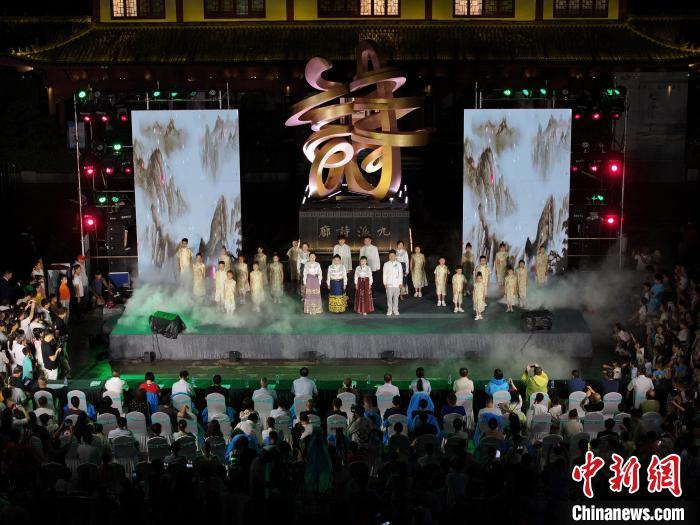 江西九江举行九派诗会 百余名文学爱好者共赴萤火之夜